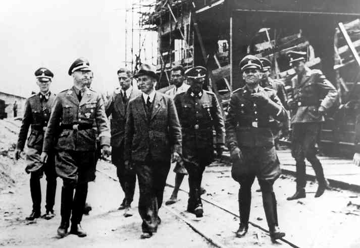 Himmler+Pohl-Touring_the_Buna_Plant